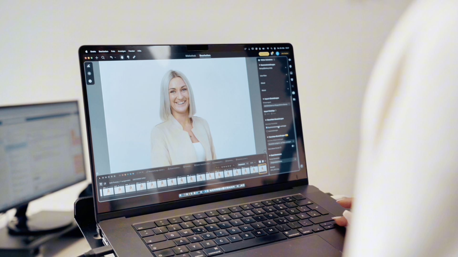 Bildbearbeitung und Fertigstellung der Mitarbeiterportraits am Laptop